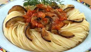 Спагетти с соусом из баклажанов 