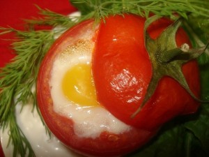 Яйцо в помидоре